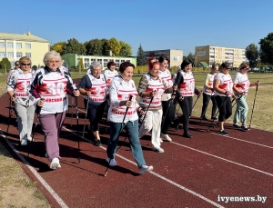 На стадионе Ивьевской средней школы состоялся марафон по скандинавской ходьбе «Шаг к долголетию» для людей старшего поколения