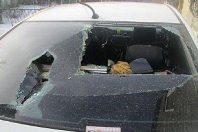 Конфликт закончился избиением водителя, который успел спрятаться в салоне