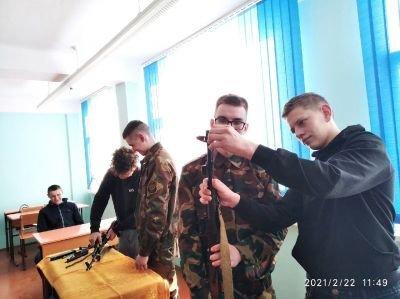 Военнослужащие Трабской военной части провели мастер-класс для учащихся лицея