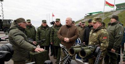 &quot;Нежелательно, чтобы они воевали в Украине: все-таки свои люди&quot;. Александр Лукашенко ознакомился с белорусскими беспилотниками
