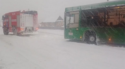 Работники МЧС за сутки помогли вытянуть из снежных заносов 26 единиц транспорта