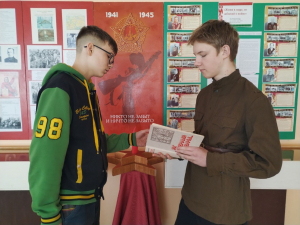 В библиотеке Ивьевского колледжа проходит неделя военно-патриотической книги, посвящённая Победе в Великой Отечественной войне