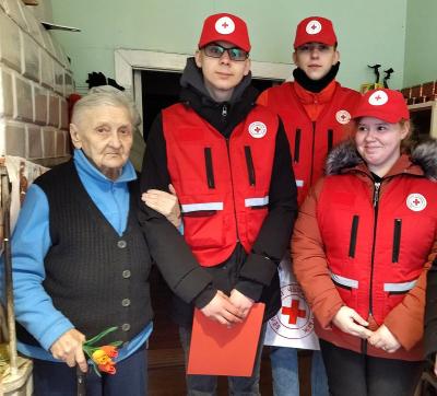 В преддверии 8 марта волонтеры Белорусского Красного Креста поздравляют пожилых женщин
