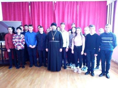 В Лелюкинском д/с-СШ рассуждали на тему духовности с участием священнослужителя