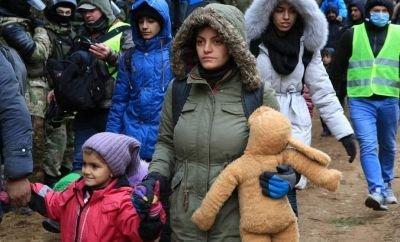 Фотофакт: беженцы на белорусско-польской границе покидают лагерь