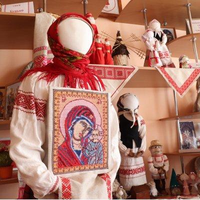 В отделе ремесел и традиционной культуры Ивьевского центра культуры и досуга действует персональная выставка мастера Натальи Дунай