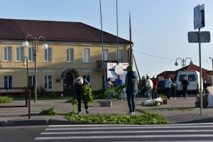 Каталіцкія вернікі з раніцы ўпрыгожваюць Іўе кветкамі да працэссіі Божага Цела