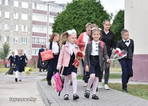 ФОТОФАКТ. Ребята дружно шагают на свой первый урок