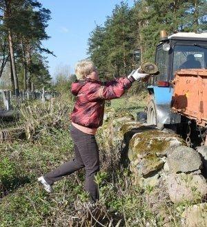 Несколько десятков человек трудятся на старом и новом городских кладбищах